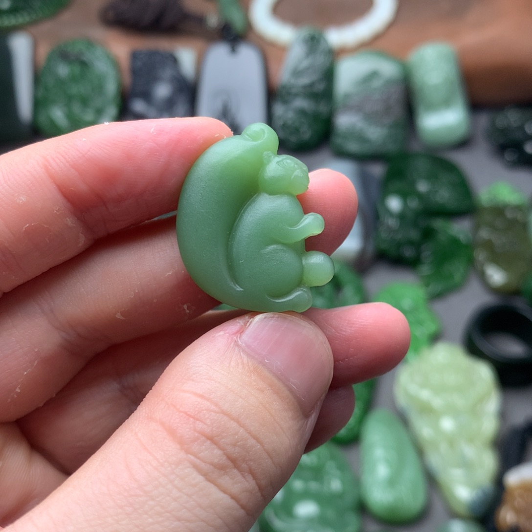 远***妇和田玉未镶嵌挂件