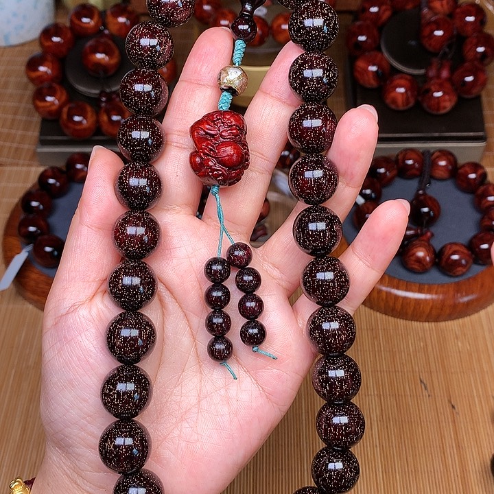 檀香紫檀（小叶紫檀）桃1.5手持