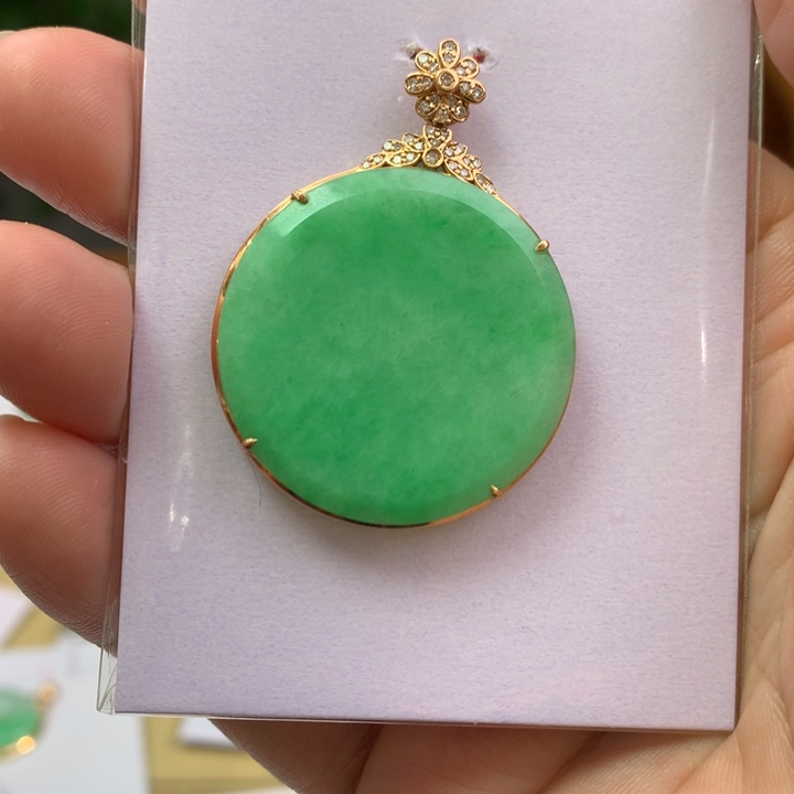 翡翠颈饰18K金镶嵌翡翠吊坠