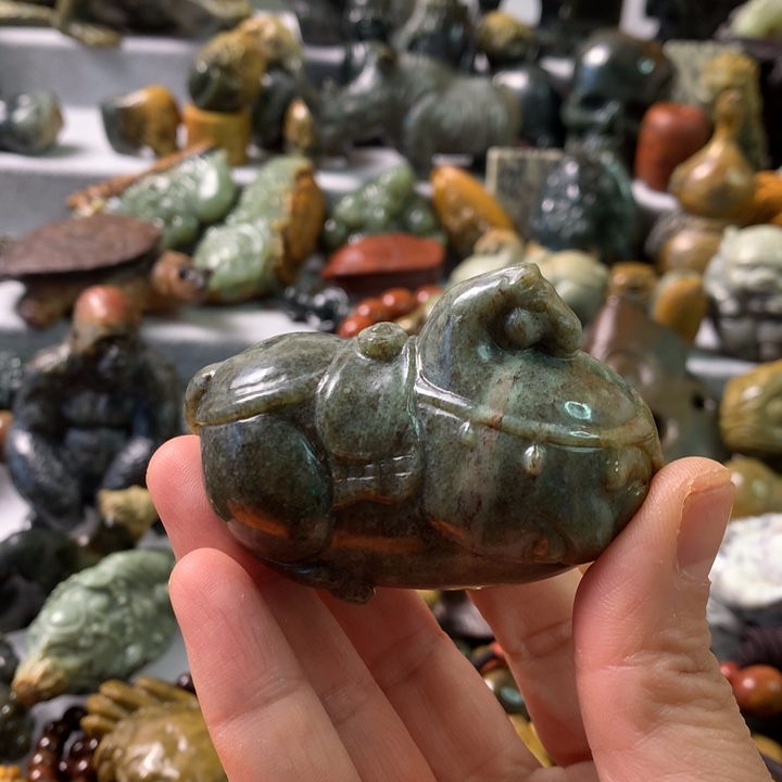 未镶嵌岫岩河磨玉（透闪石质玉）把件