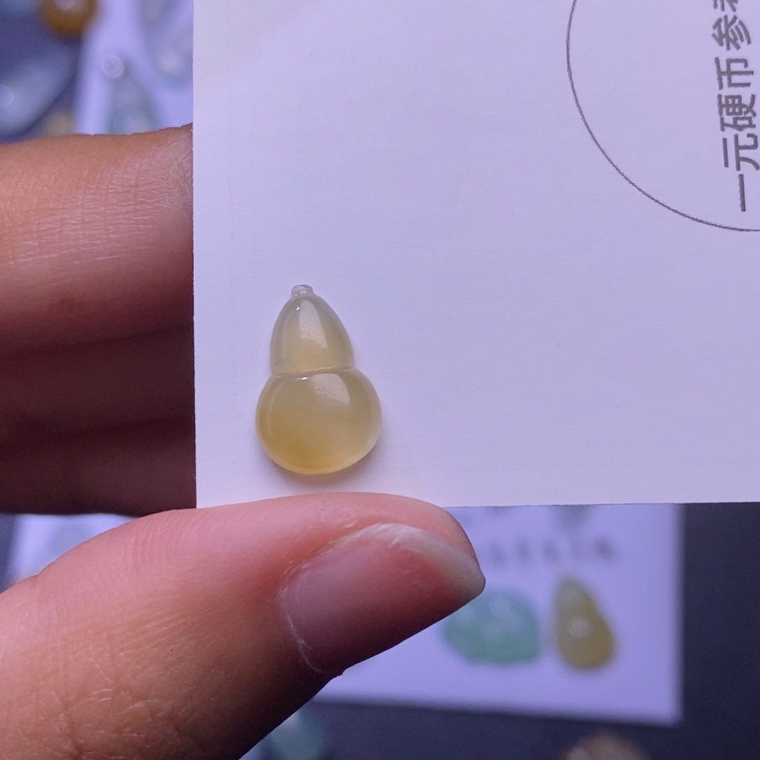 翡翠未镶嵌颈饰葫芦