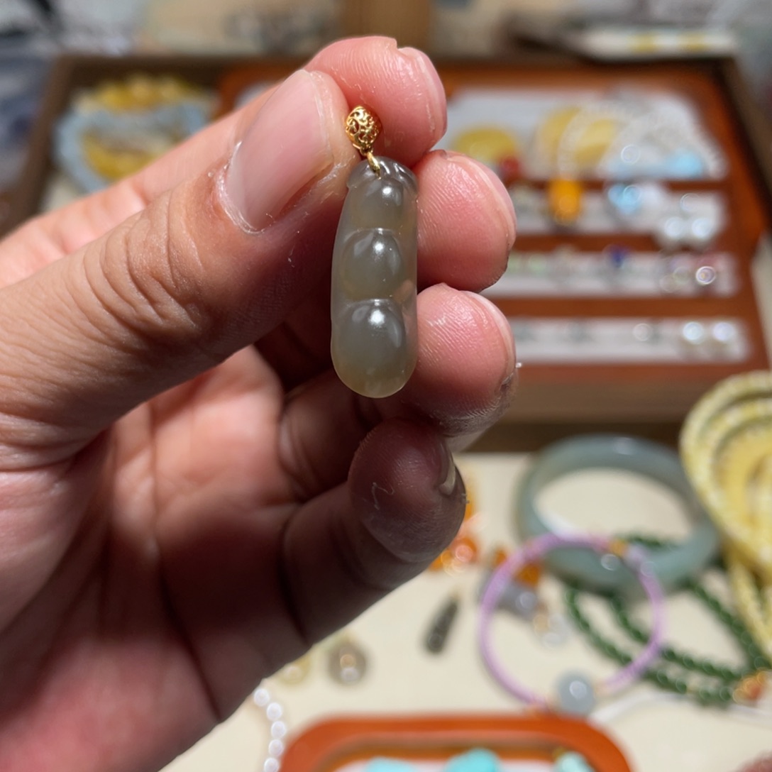 和田玉吊坠(不含链)18K金镶嵌豆子