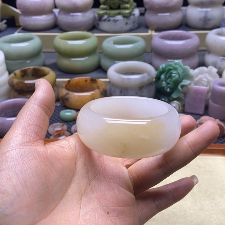 石英质玉未镶嵌手镯