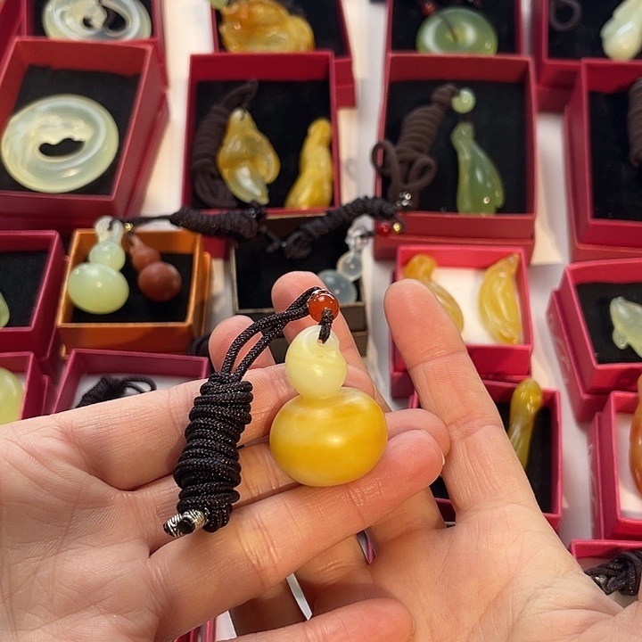 清***.蛇纹石玉未镶嵌颈饰