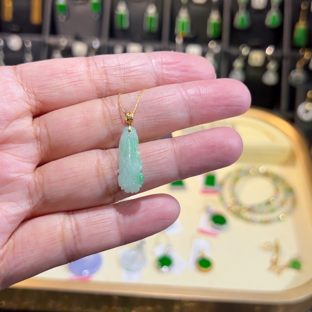 翡翠18K金镶嵌颈饰吊坠