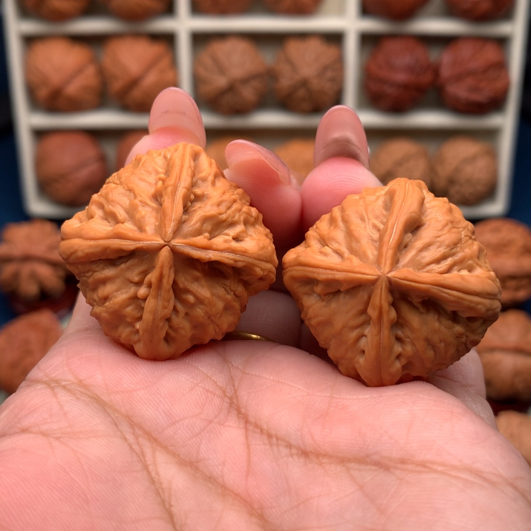 文玩核桃把件皇冠四棱