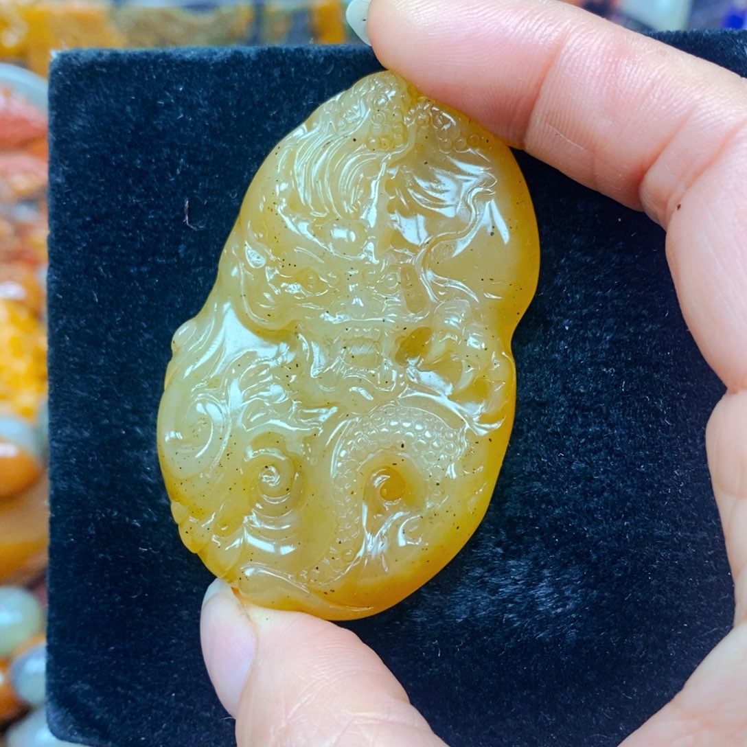 未镶嵌石英质玉（黄龙玉）颈饰