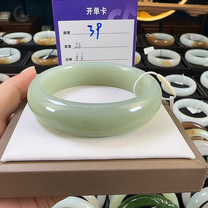 祉***奶和田玉未镶嵌手镯