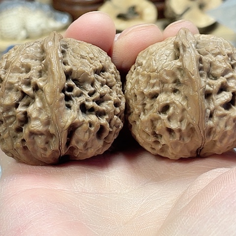 文玩核桃把件落地红带彩42