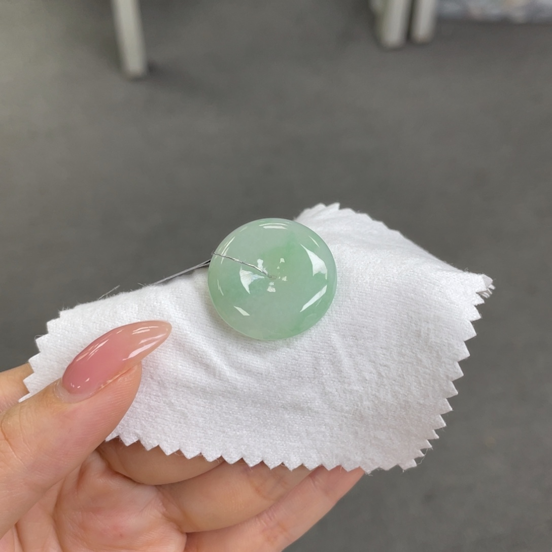 翡翠颈饰未镶嵌平安扣