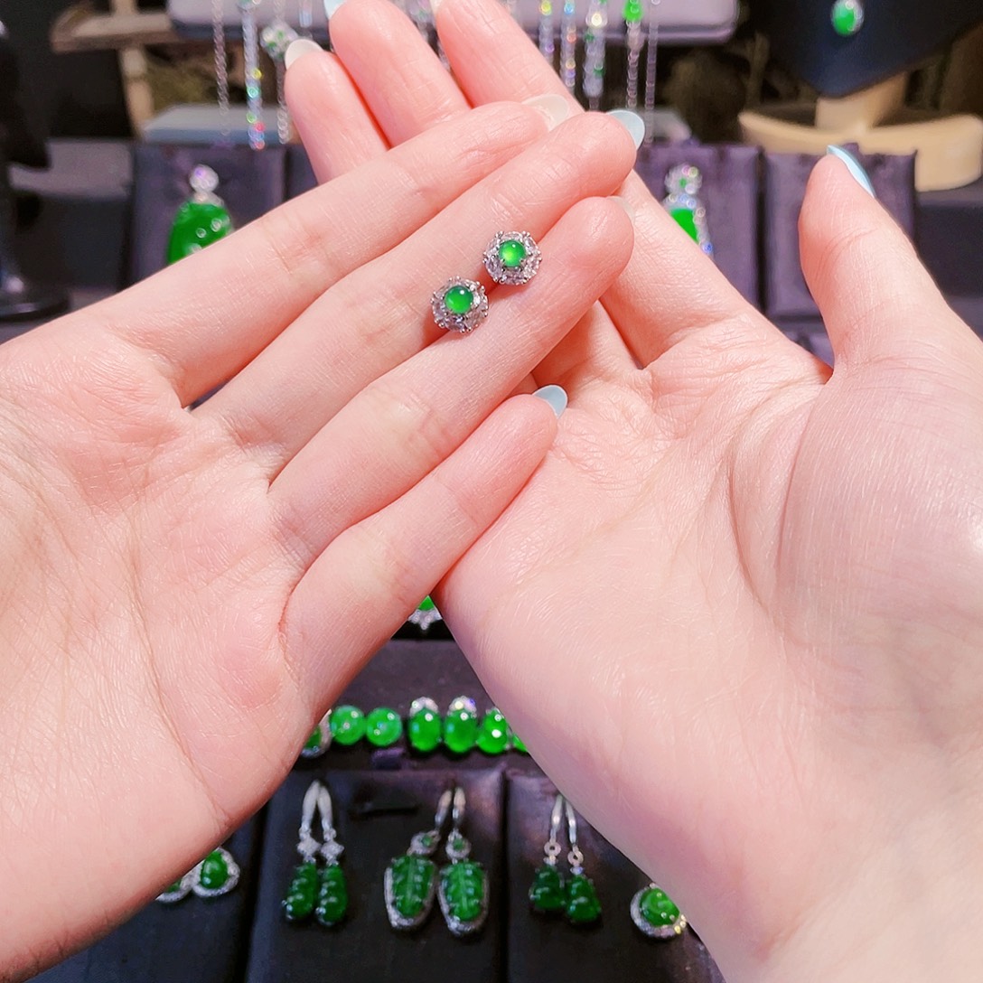 夏****翡翠银S925镶嵌耳饰蛋面耳钉