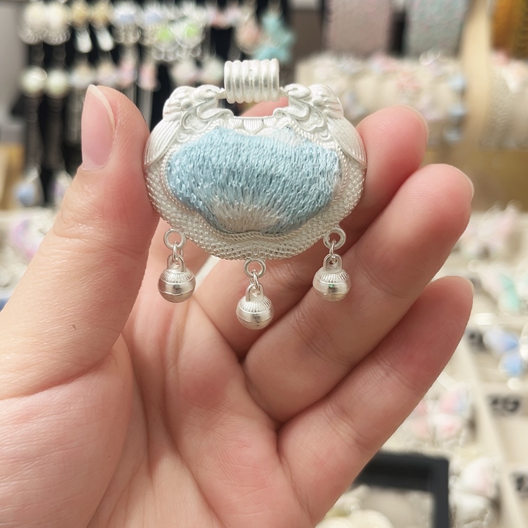 织绣蓝白渐变小清新吊坠