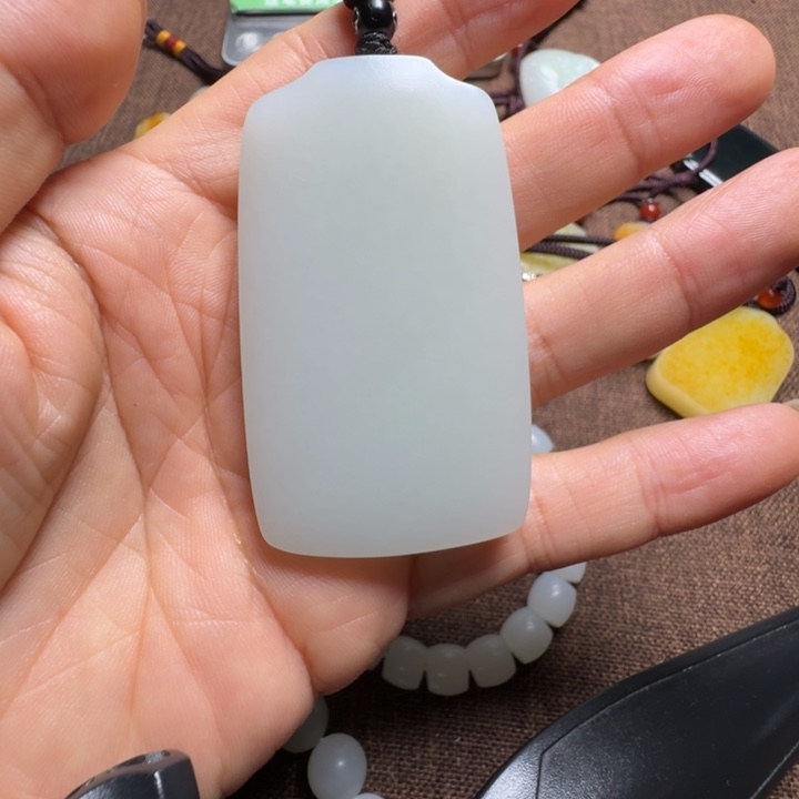 T***W和田玉未镶嵌颈饰