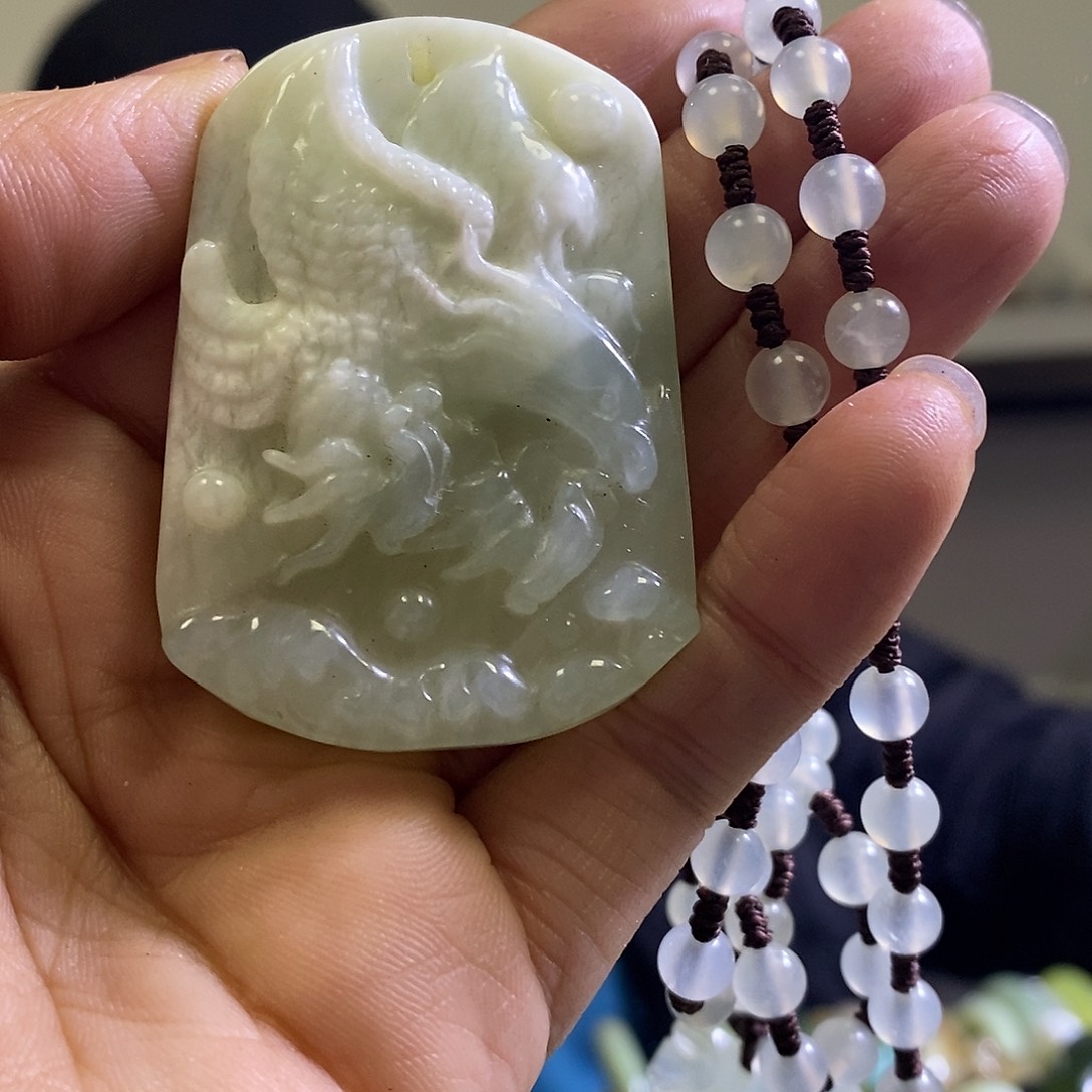 岫玉未镶嵌颈饰一个