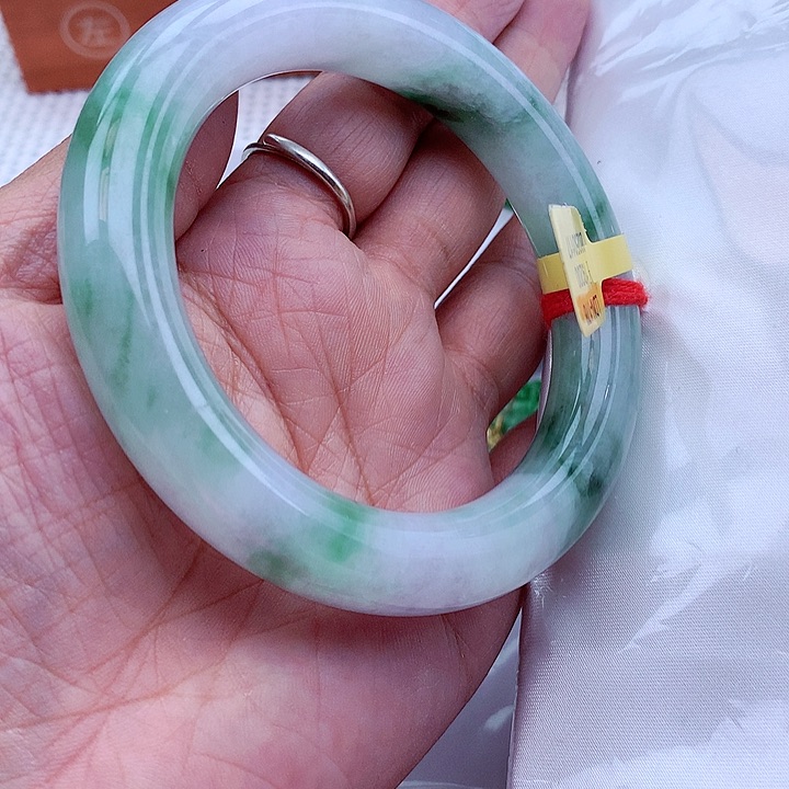 翡翠手镯未镶嵌翡翠