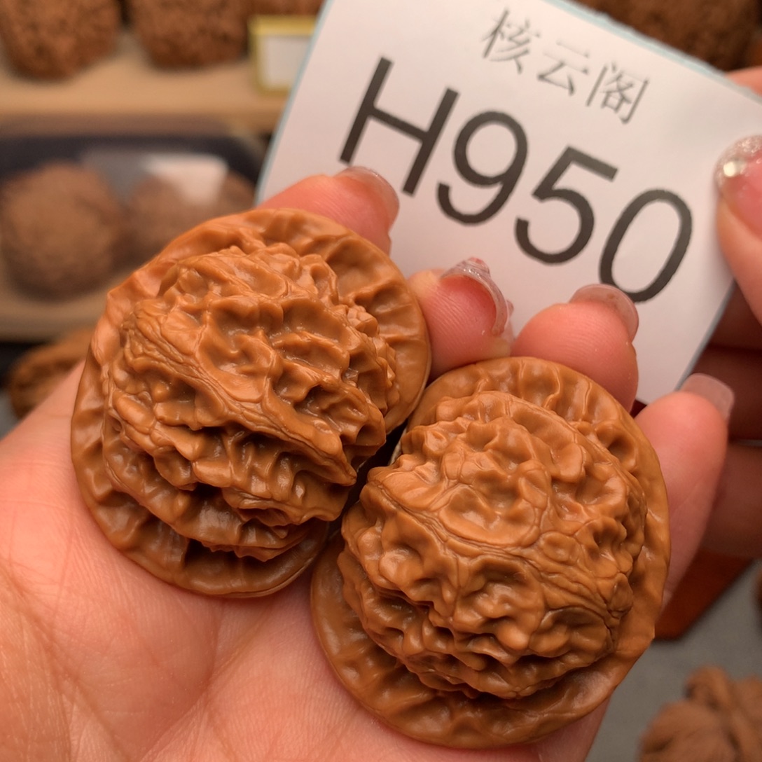 文玩核桃把件42全品红皮桃心宫灯