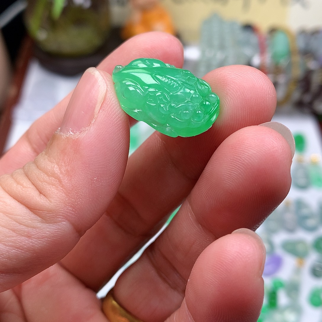 翡翠裸石缅甸天然A货翡翠阳绿貔貅