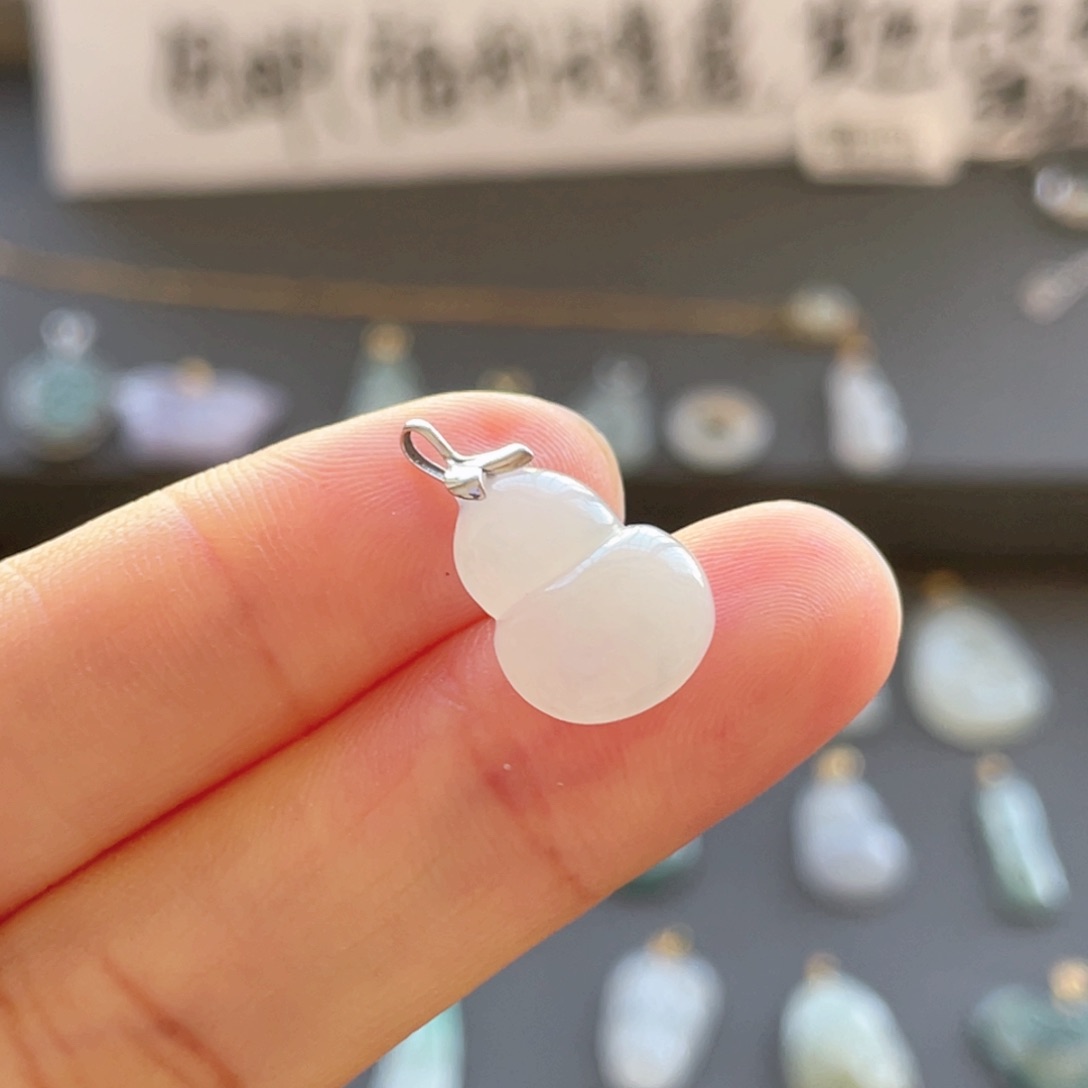翡翠颈饰18K金镶嵌葫芦不退