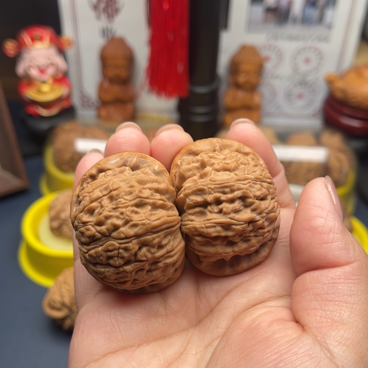 文玩核桃吊坠白狮子