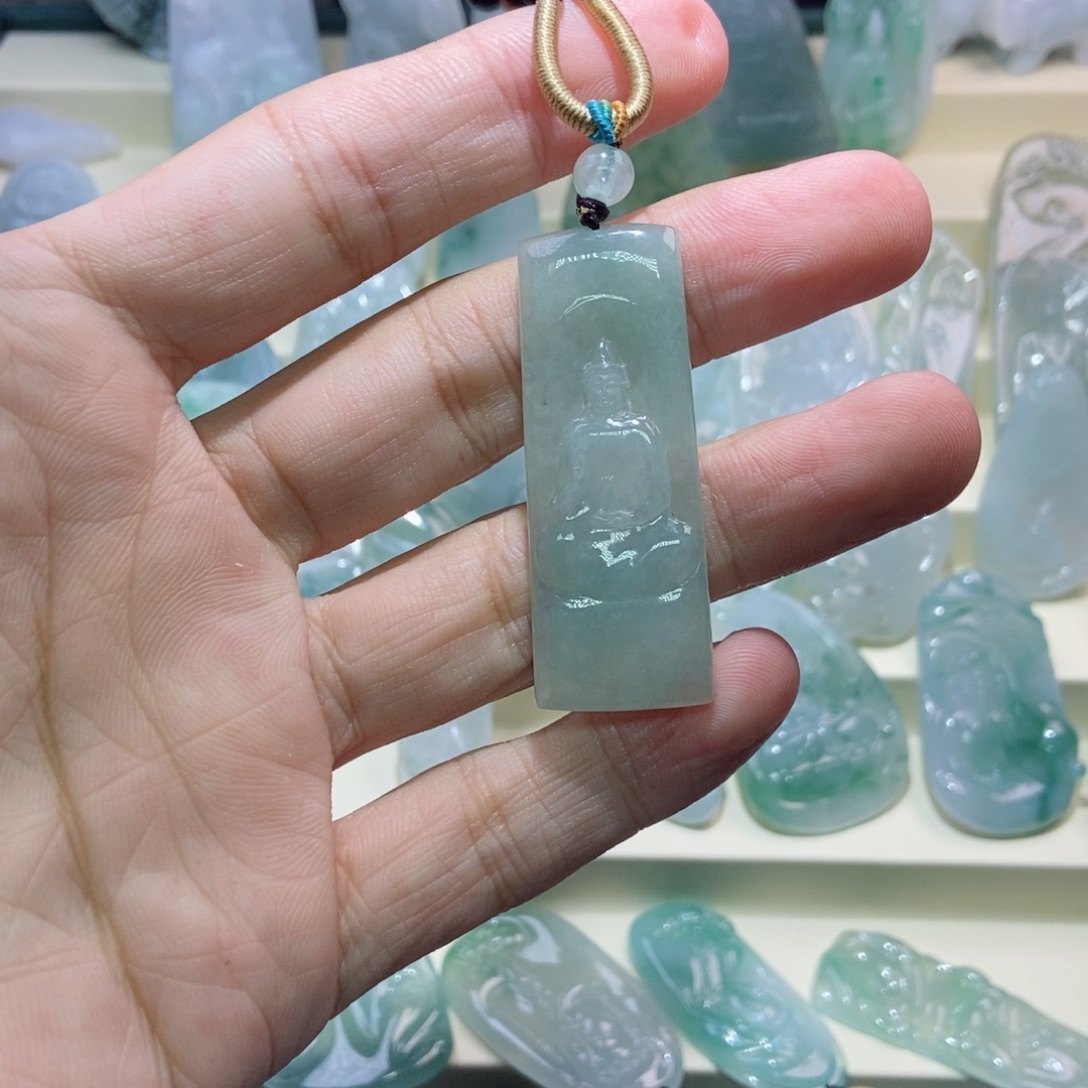 翡翠未镶嵌颈饰观音