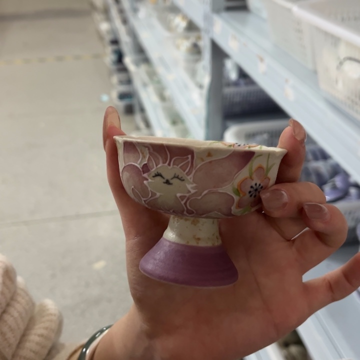 内绘杯子。          