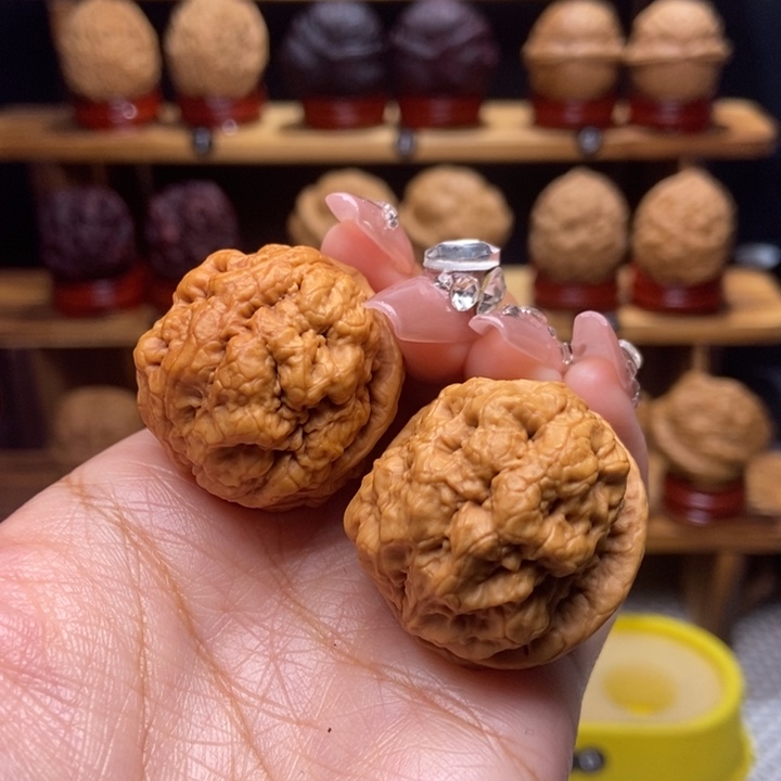 文玩核桃吊坠血舍利6