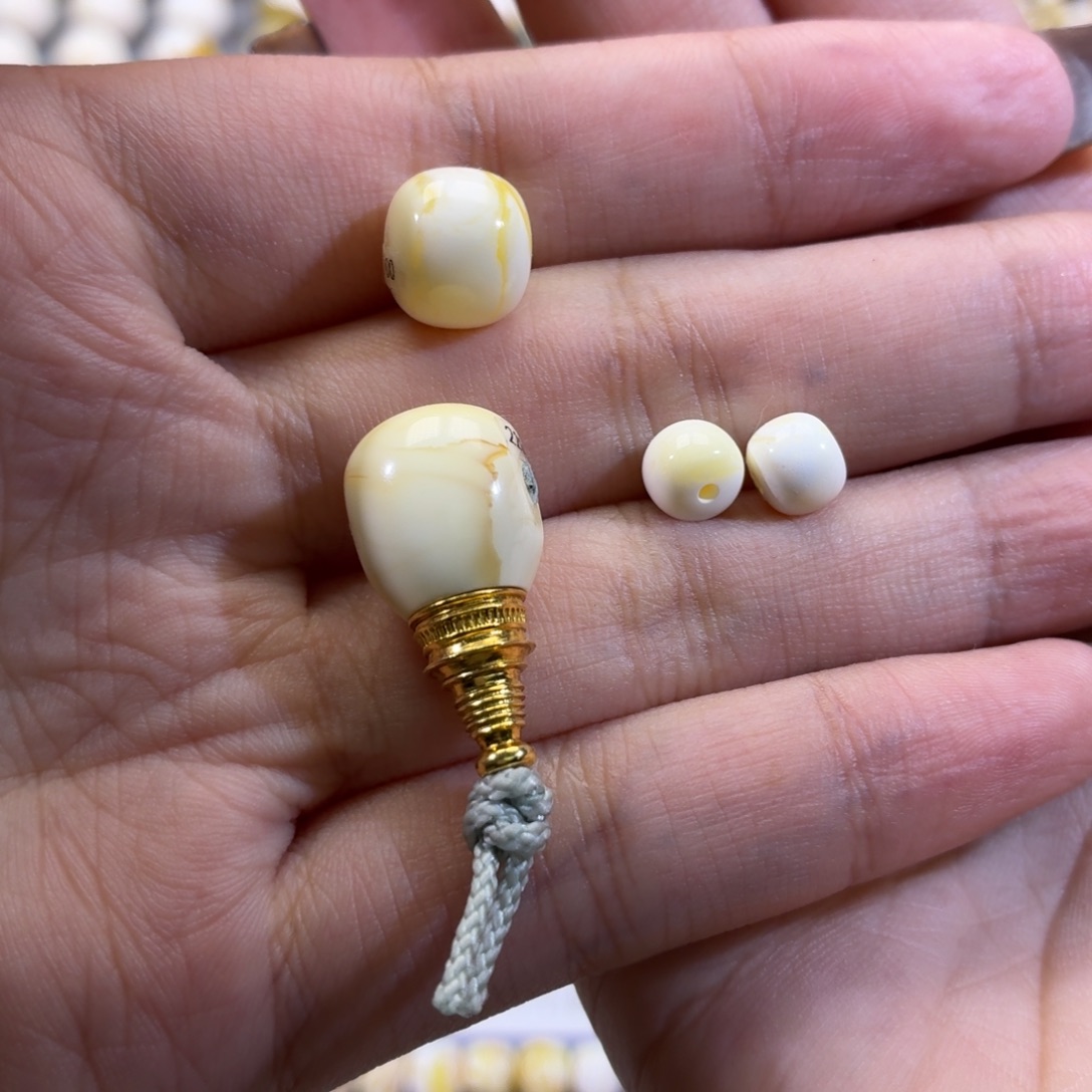 笑***佛琥珀未镶嵌裸石天然蜜蜡