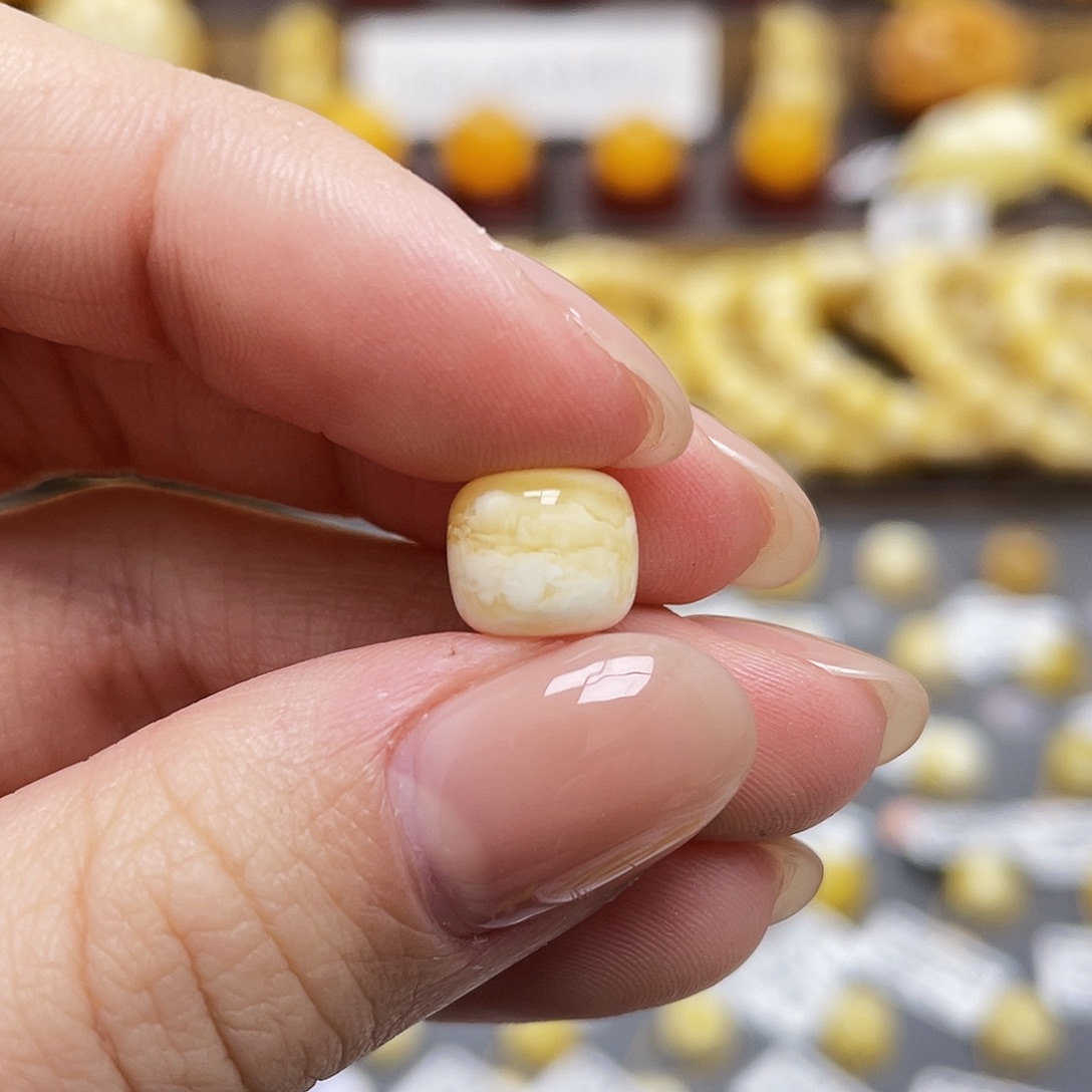 琥珀裸石未镶嵌蜜蜡老型8.9*7.9mm微瑕
