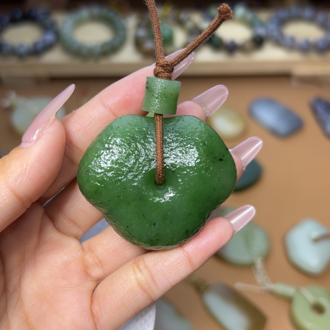 颈饰未镶嵌和田玉豪*。