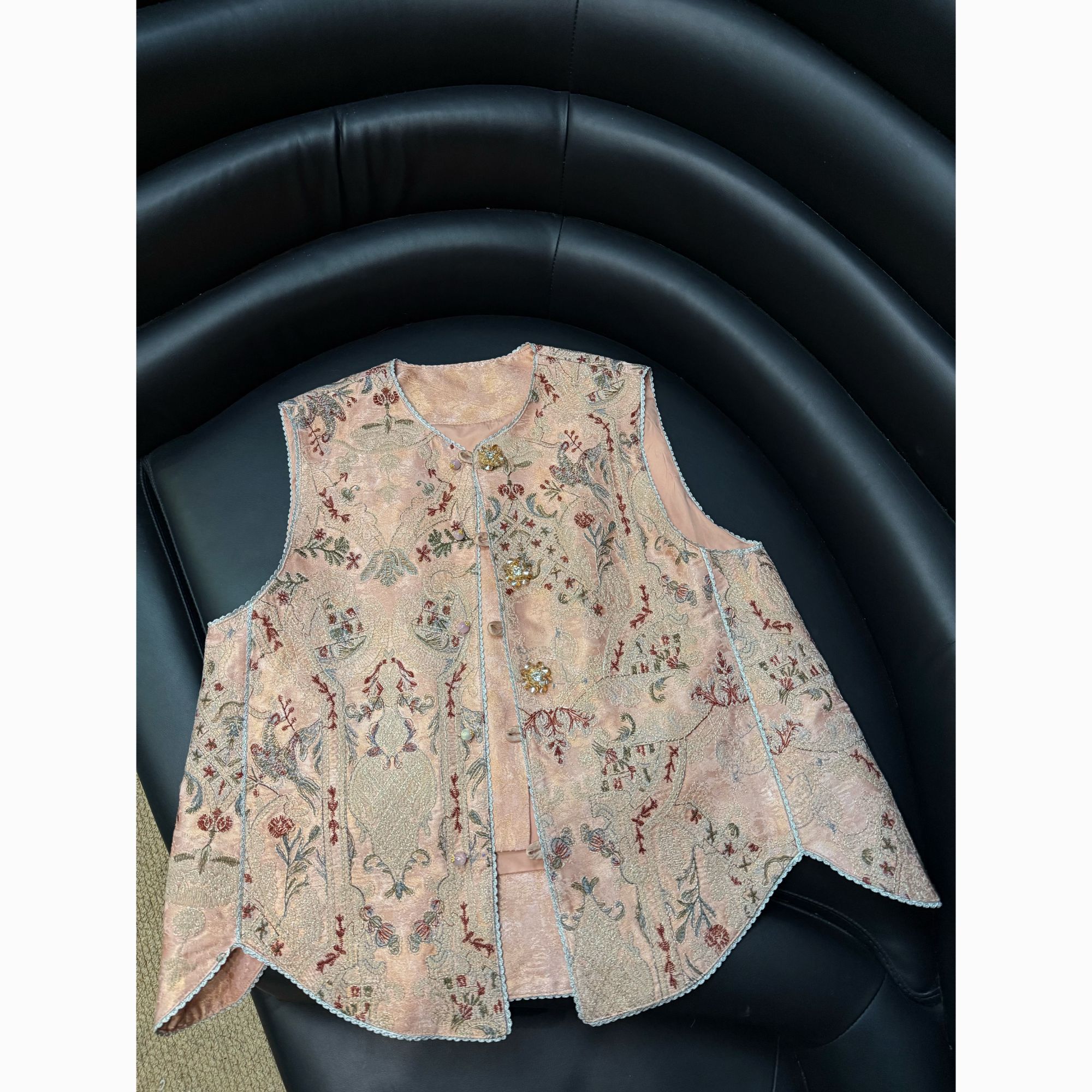 2025年货新品【新中式重工刺绣钉珠马甲】