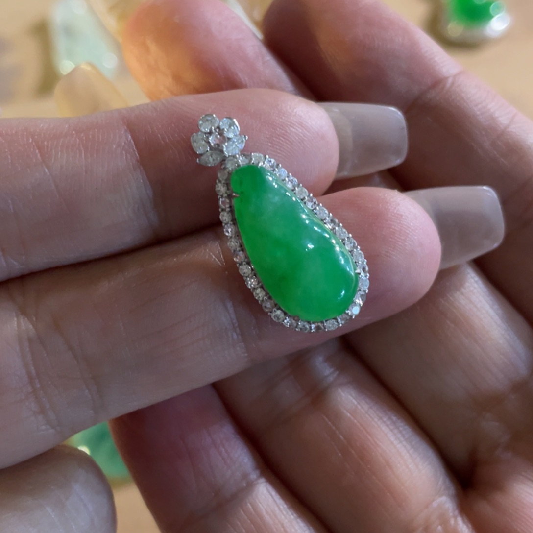 翡翠颈饰18K金镶嵌豆子