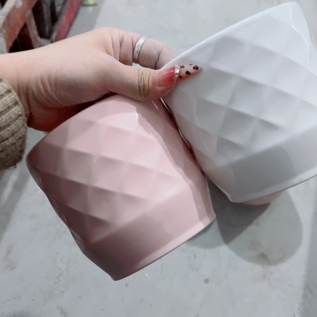 有孔，陶瓷花盆满10米包邮发货。微瑕介意慎拍