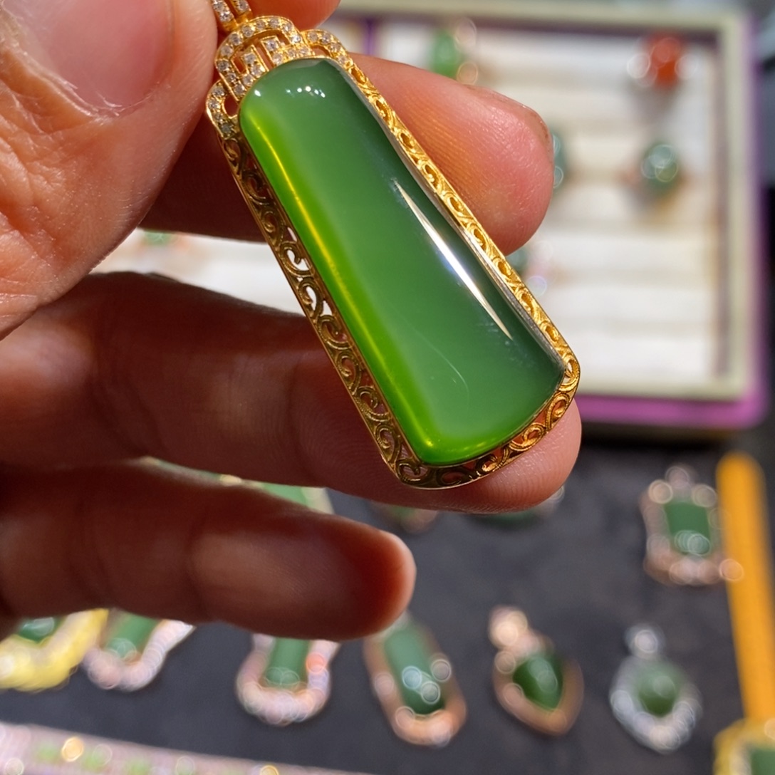 和田玉（碧玉）颈饰18K金镶嵌