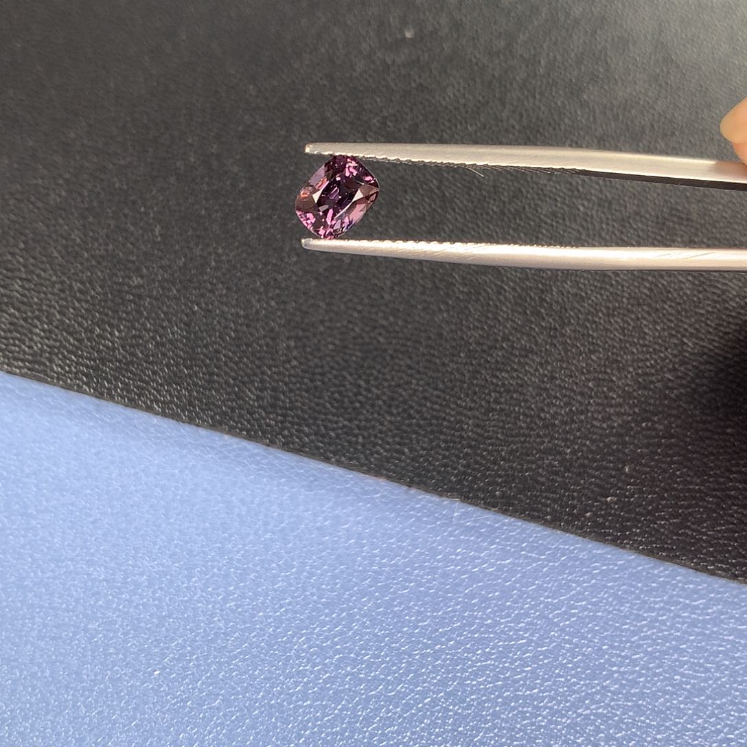 尖晶石裸石未镶嵌76分 无烧紫