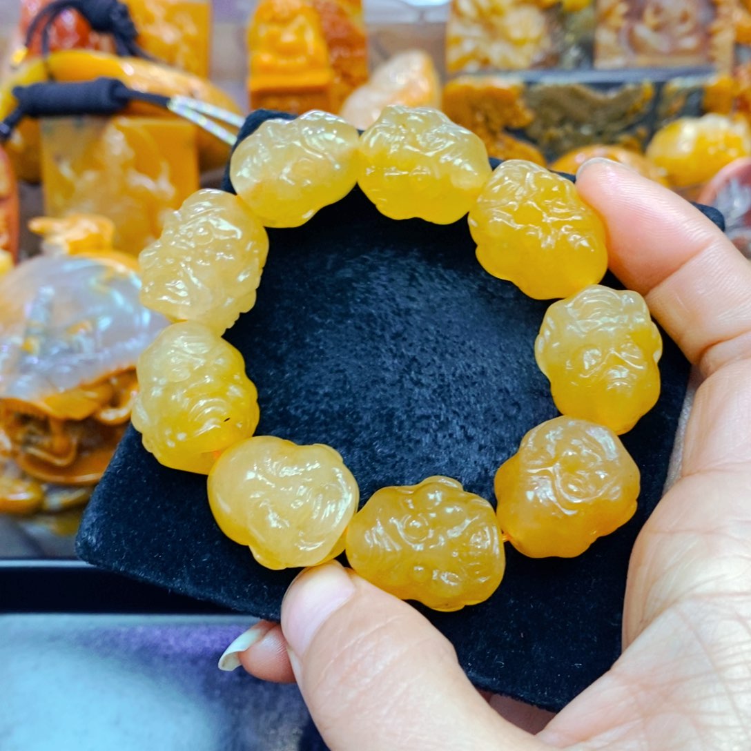 未镶嵌石英质玉（黄龙玉）颈饰