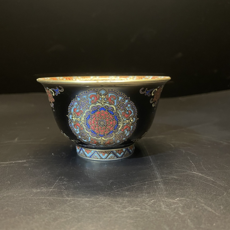 12.31a/N100300/01139//黑地花卉描金压手杯/口径9.3/高5.6/120cc