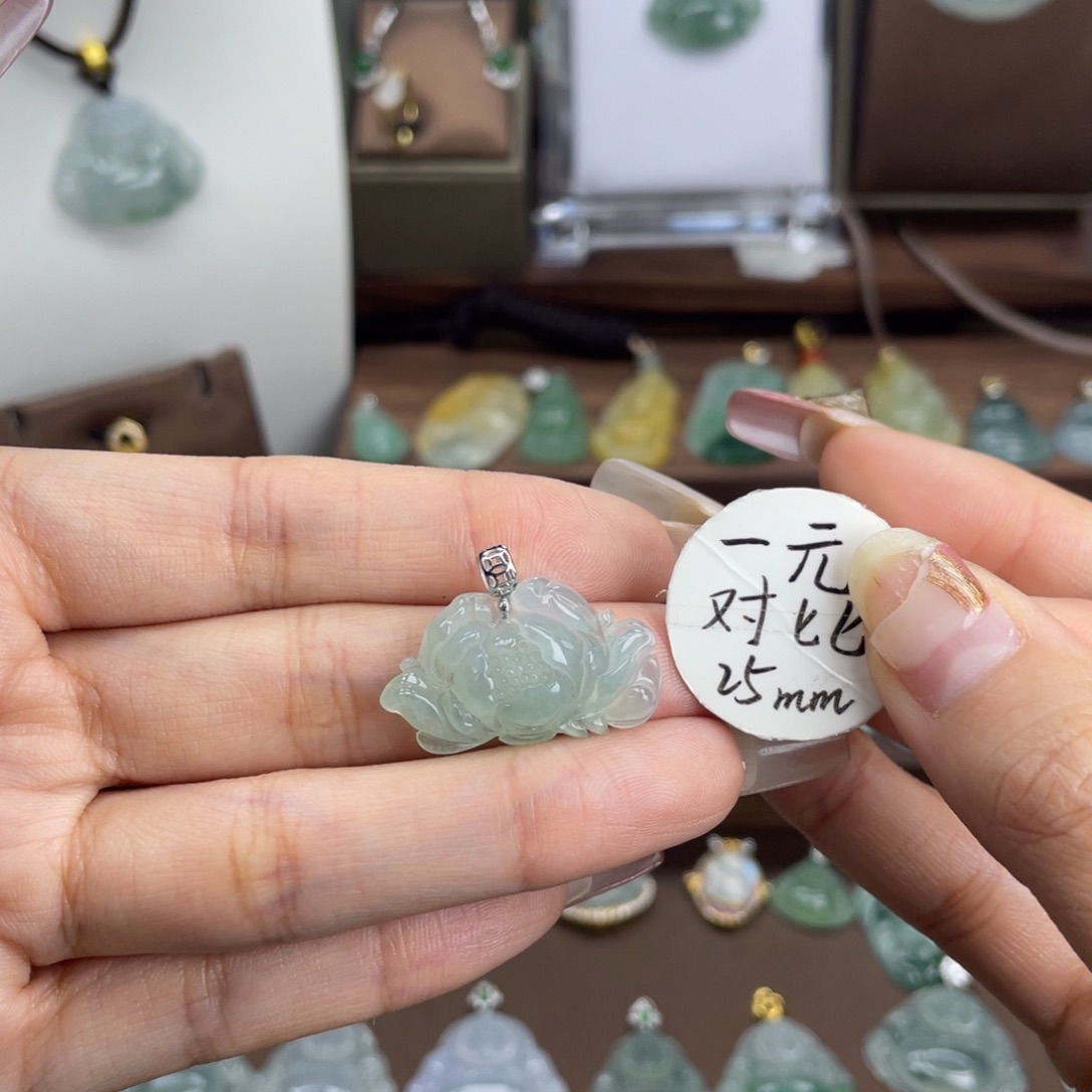 翡翠颈饰未镶嵌翡翠莲花