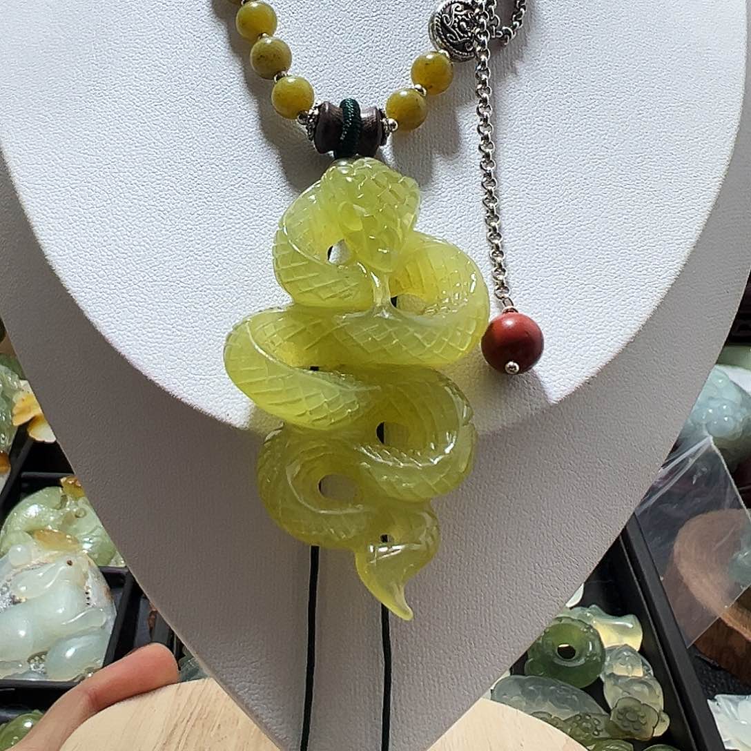 蛇纹石玉颈饰未镶嵌