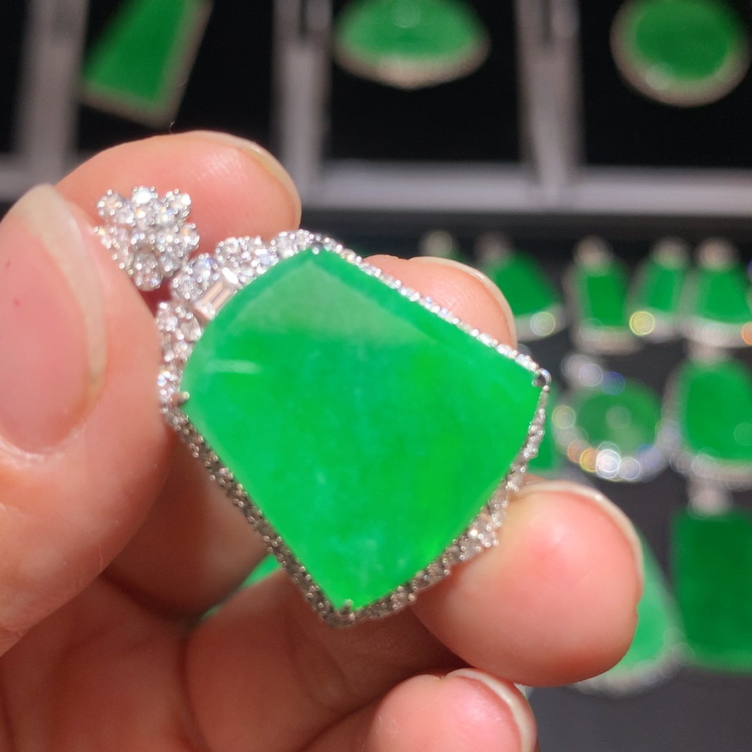 翡翠18K金镶嵌颈饰翡翠