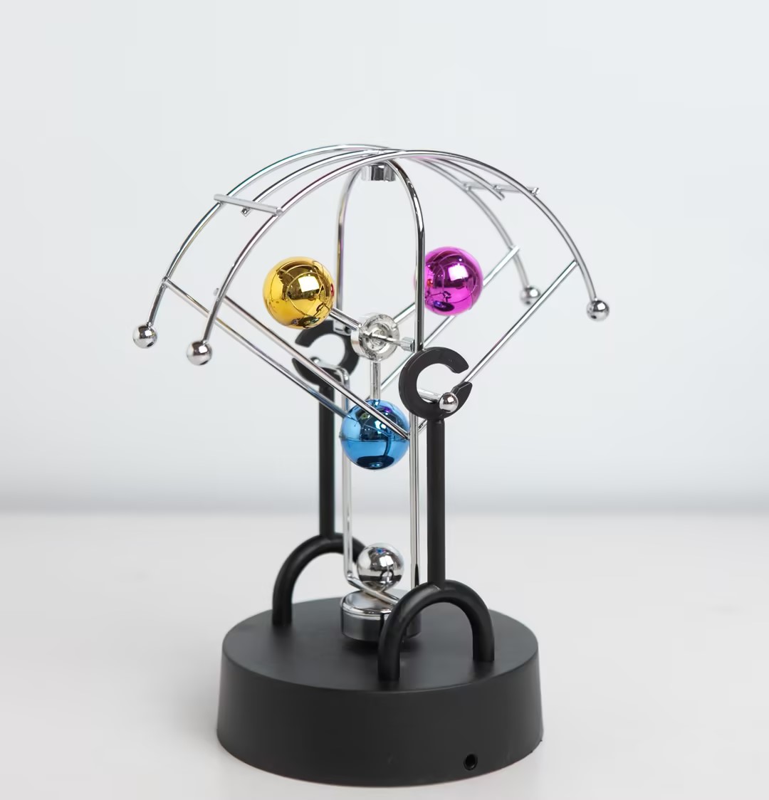 创意金属物理永动仪摆动办公室桌面铁艺摆件永动机摆件