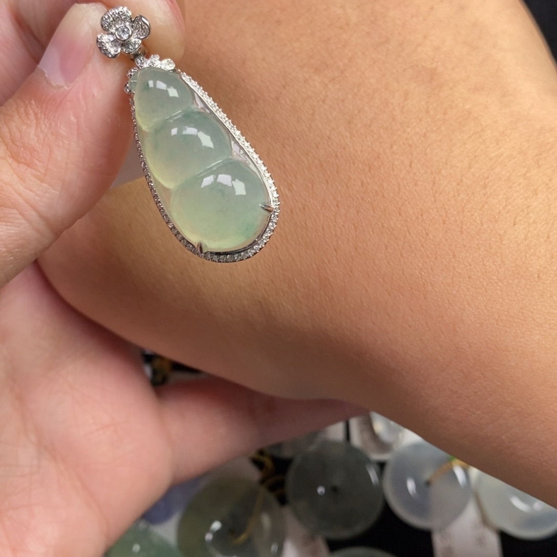 翡翠18K金镶嵌颈饰福豆