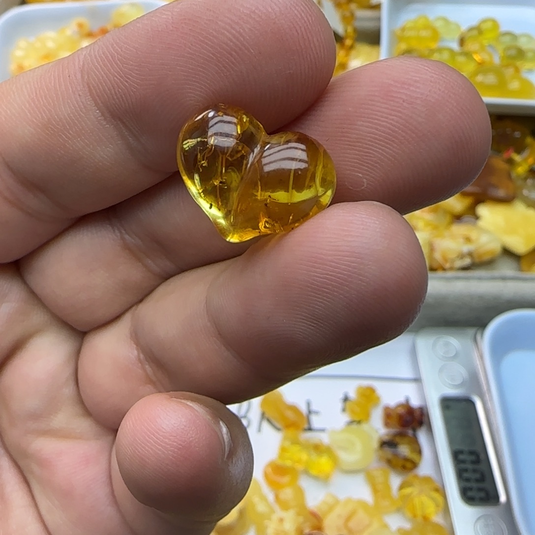 琥珀未镶嵌裸石1.15克有瑕