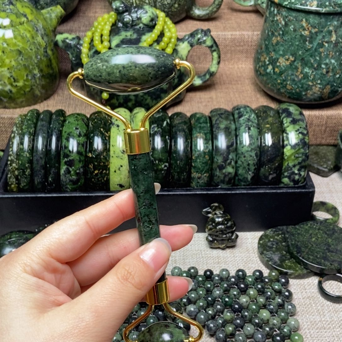 蛇纹石玉颈饰未镶嵌