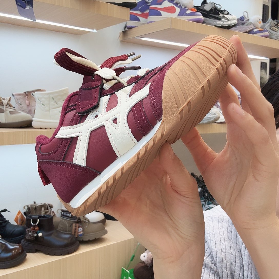 酒红色加绒德训鞋