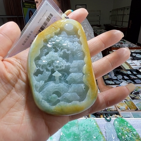 翡翠未镶嵌颈饰一个