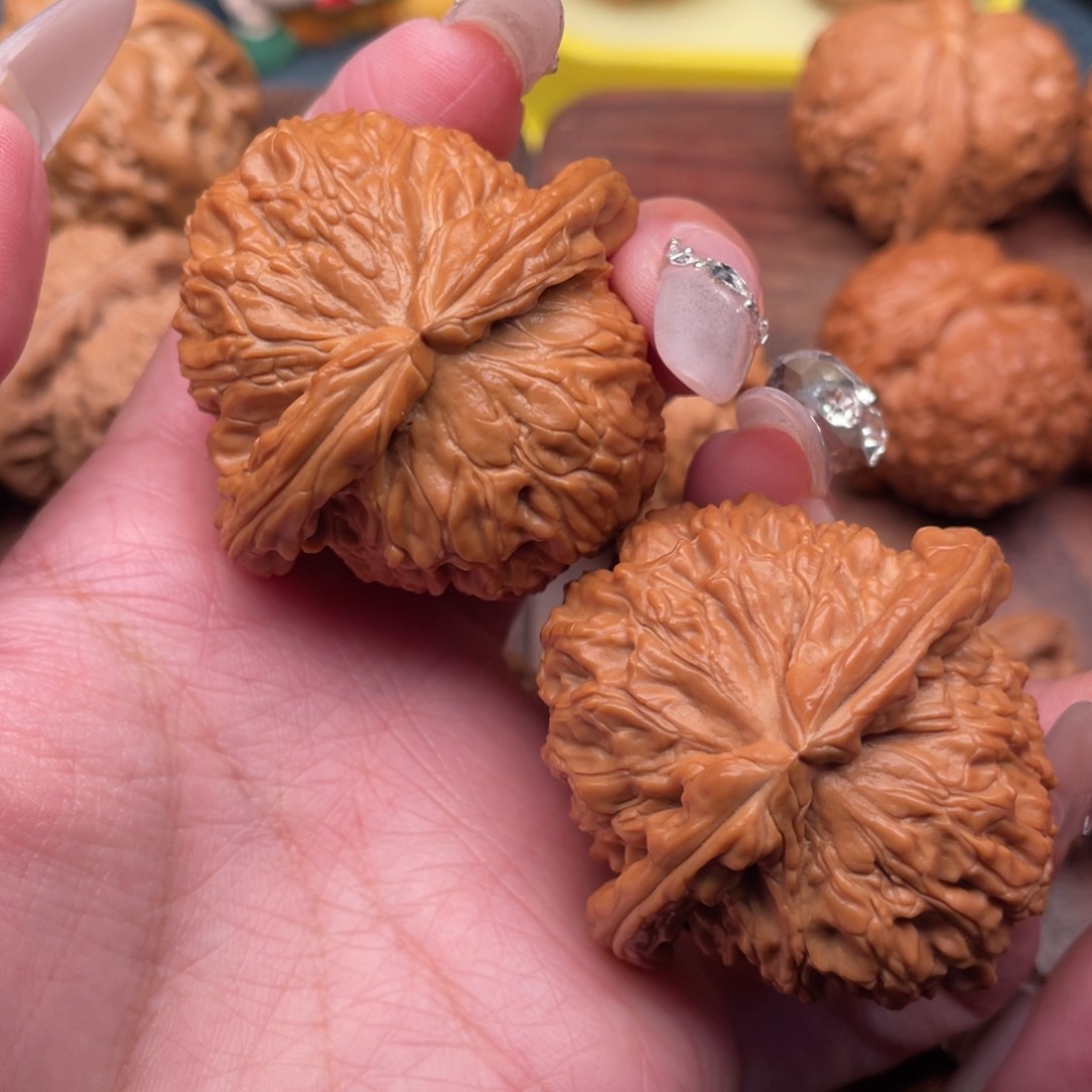 文玩核桃吊坠全品，延庆老树毕业球白46