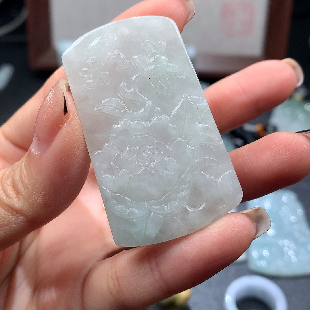 翡翠未镶嵌颈饰牌子