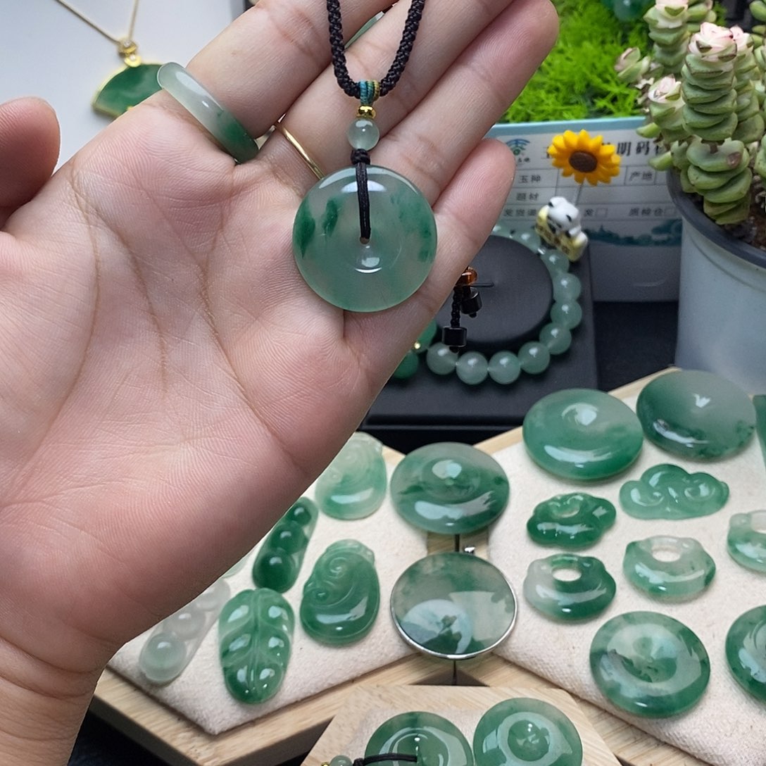 颈饰未镶嵌石英质玉