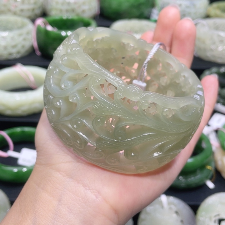 和田玉手镯62圈口 编号26未镶嵌