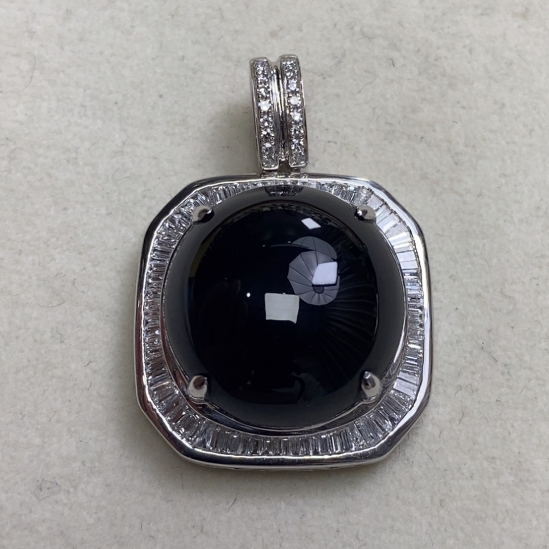 翡翠颈饰18K金镶嵌墨翠蛋面